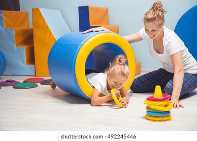 Aufnahme eines lächelnden kleinen Mädchens während ihrer Therapie im Rollentunnel
