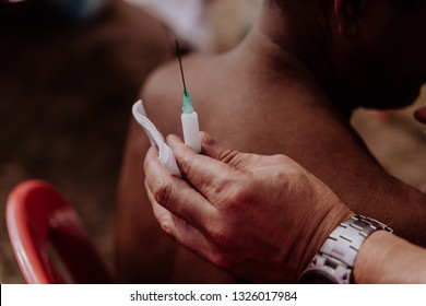 shoulder  joint injection 
Medicine  doctor
needle  syringe