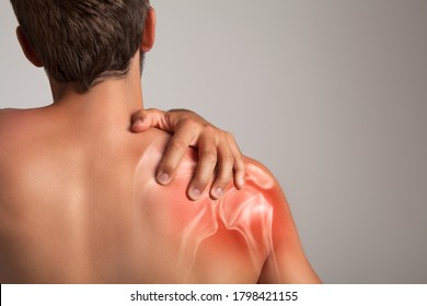 Schulterschmerzen, Mann, der eine Hand an einer schmerzenden Zone hält