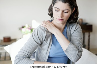 Shoulder Pain In A Woman