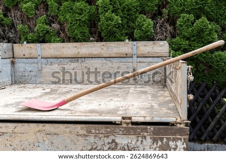 Shovel on the old loading area