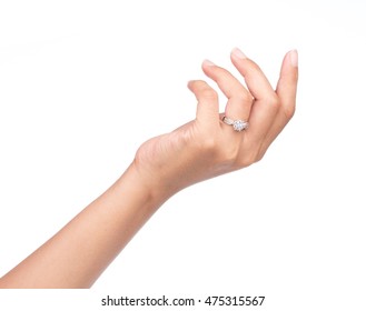 Ring auf Finger einzeln auf weißem Hintergrund anzeigen