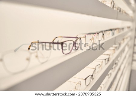 Showcase with a wide selection of eyeglass frames