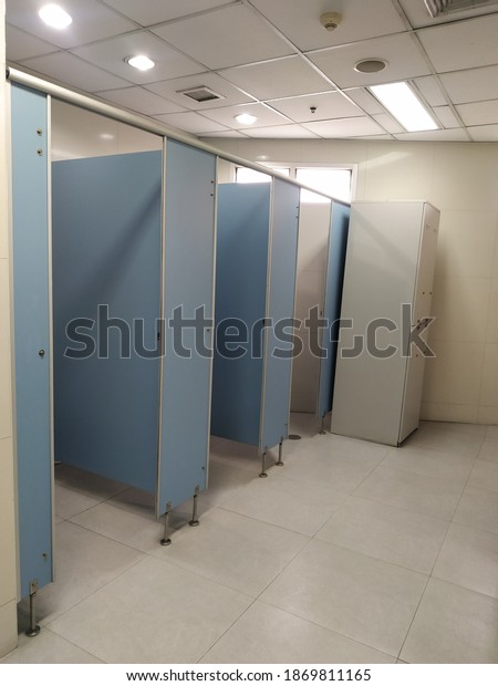 The shower room was divided into\
several rooms, with blue doors and towels. Blue and cream Prepared\
for athletes to bathe for people to exercise\
indoors.