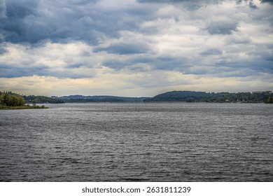 The Möhnesee shows its dramatic side here, with a sky that tells stories. The dark clouds are reflected in the moving water and give the scene its own peace