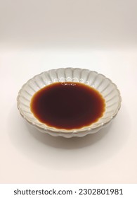 Shoyu, salsa de soja, salsa de soja al estilo japonés, salsa de soya en un bol, salsa para la comida, estilo japonés, comida japonesa