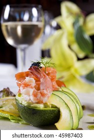 Shrimp salad with fruit and white wine