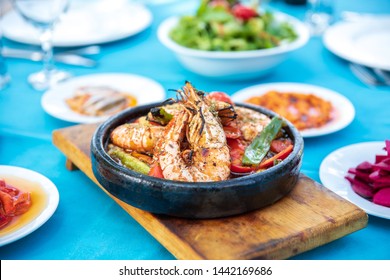 Garnelen, Meeresfrüchte, Vorspeisen und Salate auf dem Tisch im Fischrestaurant. Beach Restaurant in Griechenland oder der Türkei. Fischrestaurant am Meer, griechisch oder türkisch in Bodrum, Santorini oder Mykonos