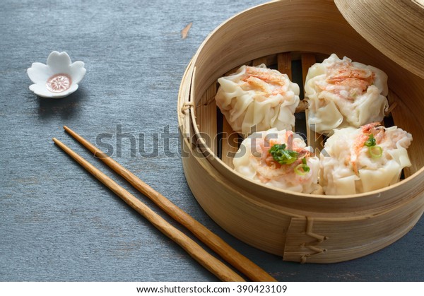 Shrimp Shumai, a steamed dish to enjoy the\
sweet tenderness of dried sakura\
shrimp