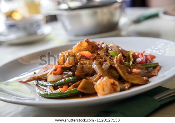 Shrimps and\
vegetables in Vietnamese Szechuan sauce\
