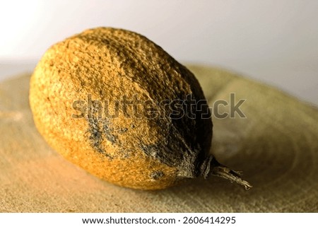 SHRINKING LEMON EXHIBITING CHANGES CONFORMING TO THE CONTOURED SHAPES OF THE INTERNAL SLICE STRUCTURE