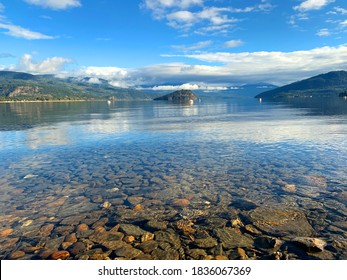 Shuswap See, klares Wasser und Berge