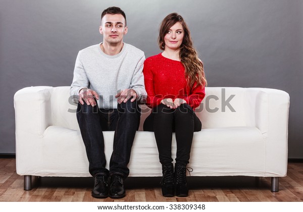 シャイな女性と男性が隣り合わせのソファに座っている 最初の日付 魅力的な女の子とハンサムな男が出会い話し合う の写真素材 今すぐ編集