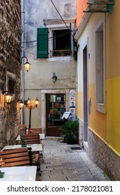 SIBENIK, CROATIA - SEPTEMBER 9, 2016: This Is An Empty Cafe In A Small Alley Of The Old Medieval City On An Autumn Evening.