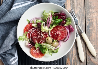 Salade d'orange sicilienne. Salade orangée de sang, oignons rouges et olives, vue de dessus.