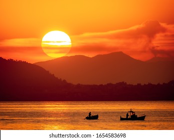 sizilianischer Sonnenaufgang. Morgen im Hafen von Palermo auf der italienischen Insel Sizilien
