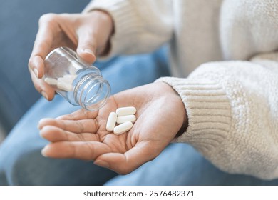 Mujer joven asiática enferma, muchacha que sostiene la píldora de la tableta en la mano que vierte la droga de la botella del medicamento, medicina del analgésico del dolor de estómago, dolor de cabeza, dolor para el tratamiento, toma la droga o la vitamina, atención médica.