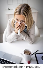 Kranke Geschäftsfrau im Büro fühlt sich unwohl, wenn sie vor ihrem Laptop die Nase weht, gestresste weibliche Angestellte haben Angstangst am Arbeitsplatz