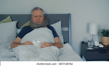 Photo De Stock Man Sitting On Bed Video Communicate Shutterstock