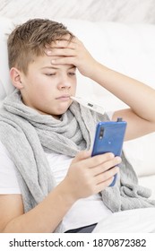 Photo De Stock Un Adolescent Malade Fait Un Appel Shutterstock