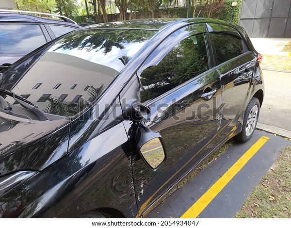 side of a\
car with dents and scratches, broken rear view mirror, black color\
. São Paulo, São Paulo . October\
2021.