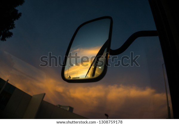 A side mirror from the\
running car