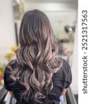 Side photos of popular hairstyle models gray haired girl The hair is wavy and beautiful.