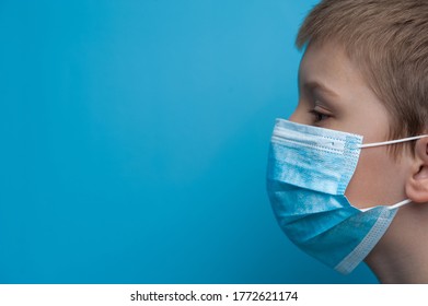 Retrato lateral de un niño con una máscara médica. epidemia de gripe, alergia al polvo, protección contra el virus. COVID-19, pandemia de coronavirus