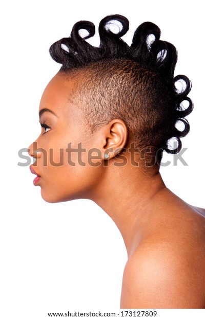 美しいアフリカ女性の顔の横顔とカールモホークの髪型 の写真素材 今すぐ編集