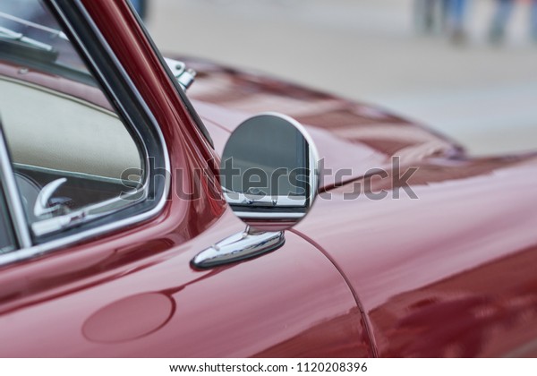 Side round mirror of the old\
car