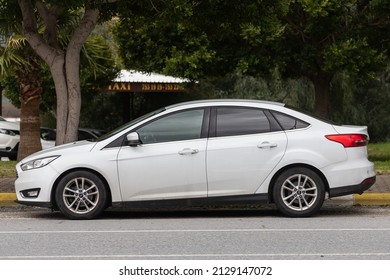 ford focus 2022 hatchback white