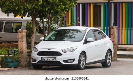 ford focus 2022 hatchback white