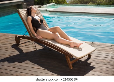 Seitliche Sicht auf die schöne junge Frau in Bikini Entspannung am Pool