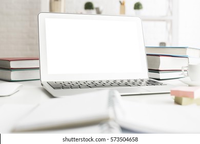 Seitenansicht eines weißen Notebooks auf einem undurchsichtigen Bürocomputer mit unscharfem Zubehör und Buchstapeln. Aufziehen