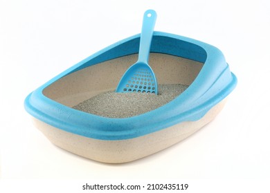 Side view of a cat litter tray with scoop