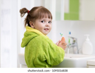 Side View Child Little Girl Green Stock Photo 1095016838 | Shutterstock