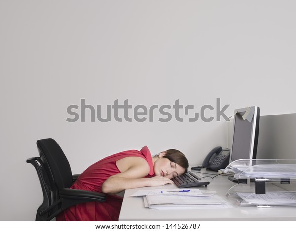 オフィスの机で寝ている女性のolの横から見る の写真素材 今すぐ編集