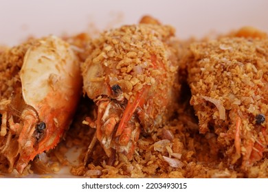 Side View Of Garlic Fried Shrimp Or Stir Fried Shrimp With Garlic Look Delicious And Yummy, Thai Food, Thai Cuisine. 