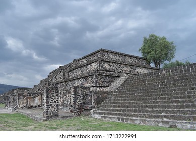 Side View Pyramid Teotihuacan Tourists Ascending Stock Photo 1713222991 ...