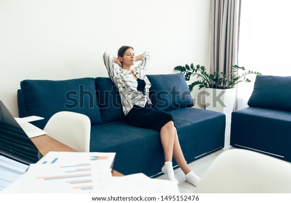 Side View Young Adult Woman Sitting の写真素材 今すぐ編集