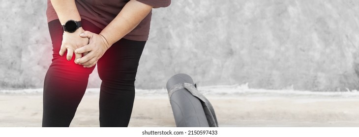 Side View Of A Young Asia Woman In Sportswear With Knee Pain While Training In The Gym.