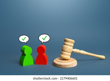 Sides to trial come to a compromise. Reaching consensus. Extrajudicial agreement. Withdrawal of the claim and settlement of the problem in a particular case. Resolution of disputes and conflicts. - Shutterstock ID 2179406601