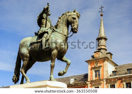 Sideshot of the statue of Felipe III at the Plaza Mayor in Madrid