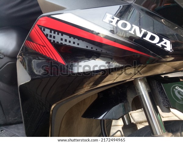 Sidoarjo,\
Indonesia - June 24, 2022: front side body of black honda beat\
motorcycle with honda logo printed\
sticker