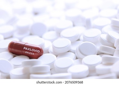 Siegen, Nordrhein-Westfalen, Deutschland - 17 11 2021: Paxlovid durch Pfizer corona medikament