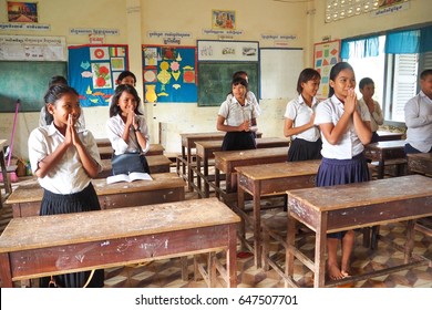 Siem Reap, Cambodia - AUGUST 25, 2016: Cambodian Students Paying Respect To Their Teachers In A Teaching Volunteer Project