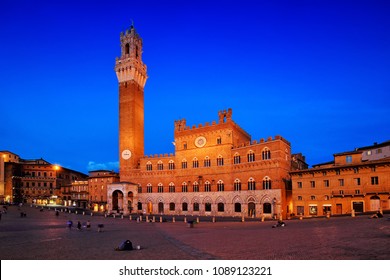 Siena, a city in central Italy’s Piazza del Campo Siena, Italy - June 04, 2017.: Tourists in Siena, Piazza del Campo