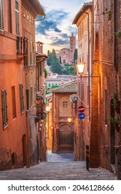 Siena, Toskana. Stadtbild mit der Kirche Santa Maria dei Servi in der Altstadt von Siena, Toscana - Italien