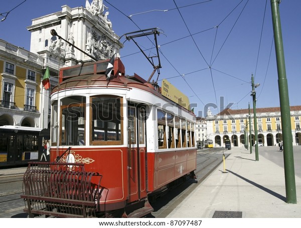 Sightseeing tram  in\
Lissabon