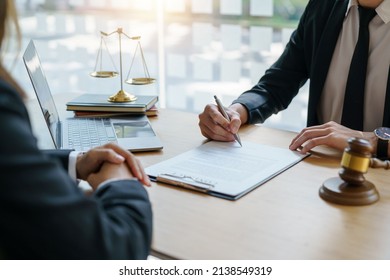 Sign The Agreement The Concept Of Legal Procedure And Litigation.